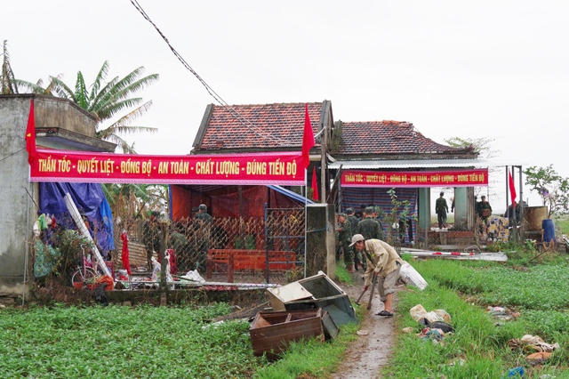 Bộ đội khẩn trương giúp dân dựng nhà mới sau những ngày mưa lũ- Ảnh 7. Bộ đội khẩn trương giúp dân dựng nhà mới sau những ngày mưa lũ- Ảnh 7.