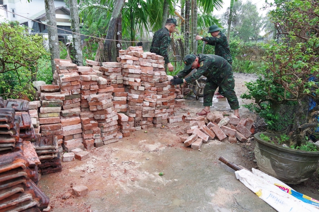 Bộ đội khẩn trương giúp dân dựng nhà mới sau những ngày mưa lũ- Ảnh 8. Bộ đội khẩn trương giúp dân dựng nhà mới sau những ngày mưa lũ- Ảnh 8.