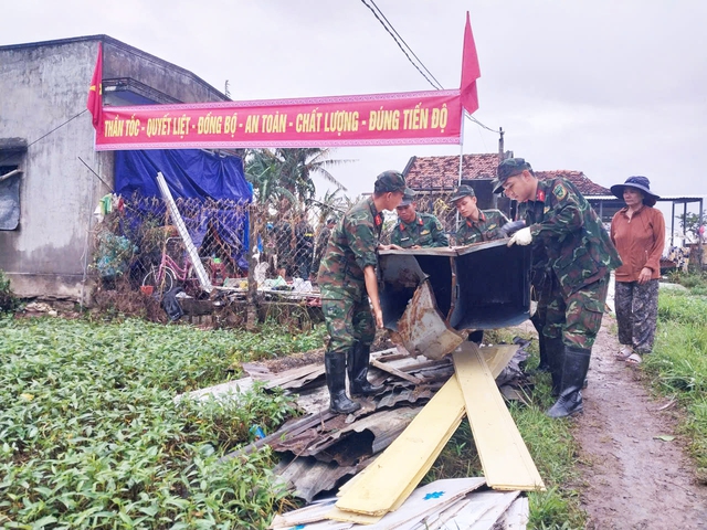 Bộ đội khẩn trương giúp dân dựng nhà mới sau những ngày mưa lũ- Ảnh 9. Bộ đội khẩn trương giúp dân dựng nhà mới sau những ngày mưa lũ- Ảnh 9.
