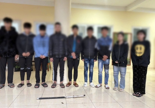 Bắt nhóm thanh thiếu niên truy đuổi, chém người trong đêm ở Hà Nội- Ảnh 1.