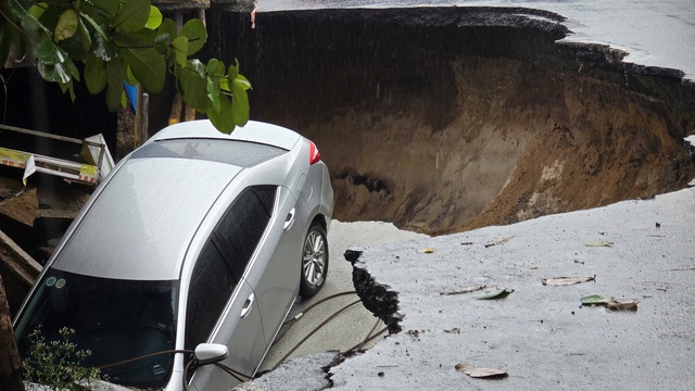 Đà Nẵng: 'Hố tử thần' bất ngờ xuất hiện giữa phố, nuốt gọn một ô tô- Ảnh 1. Đà Nẵng: 'Hố tử thần' bất ngờ xuất hiện giữa phố, nuốt gọn một ô tô- Ảnh 1.