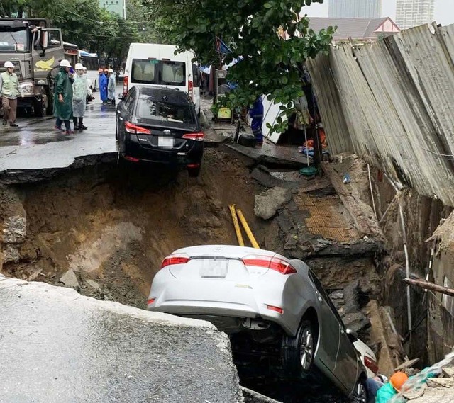 Đà Nẵng: 'Hố tử thần' bất ngờ xuất hiện giữa phố, nuốt gọn một ô tô- Ảnh 2. Đà Nẵng: 'Hố tử thần' bất ngờ xuất hiện giữa phố, nuốt gọn một ô tô- Ảnh 2.