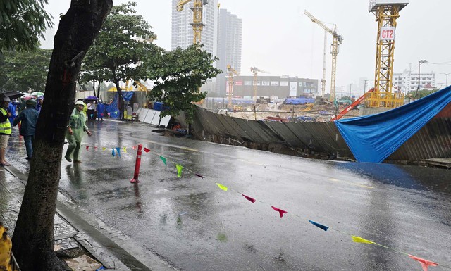 Đà Nẵng: 'Hố tử thần' bất ngờ xuất hiện giữa phố, nuốt gọn một ô tô- Ảnh 3. Đà Nẵng: 'Hố tử thần' bất ngờ xuất hiện giữa phố, nuốt gọn một ô tô- Ảnh 3.