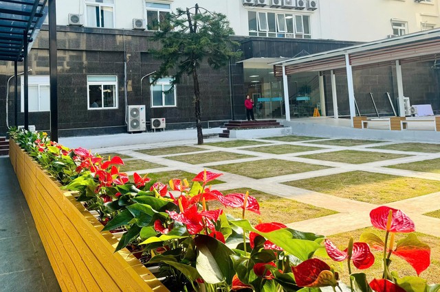 Môi trường y tế xanh - sạch - đẹp để người bệnh luôn được an toàn- Ảnh 1. Môi trường y tế xanh - sạch - đẹp để người bệnh luôn được an toàn- Ảnh 1.