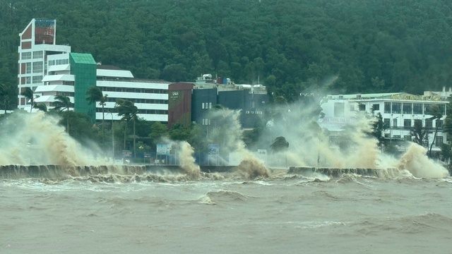 Miền Trung cục bộ có nơi mưa rất to, sóng biển cao đến 3m- Ảnh 1.