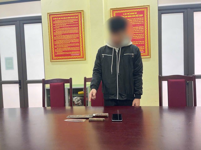 Khởi tố nam sinh lớp 12 dùng dao đe dọa, cướp điện thoại của bạn- Ảnh 1. Khởi tố nam sinh lớp 12 dùng dao đe dọa, cướp điện thoại của bạn- Ảnh 1.