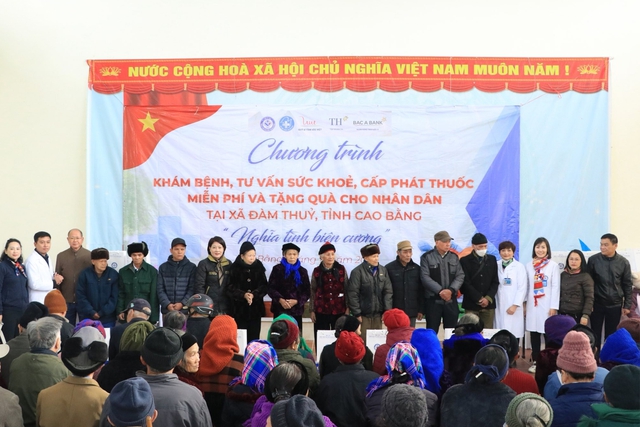 1.511 người dân xã biên giới Cao Bằng được khám bệnh, tư vấn sức khỏe và cấp phát thuốc miễn phí trước thềm năm mới- Ảnh 5. 1.511 người dân xã biên giới Cao Bằng được khám bệnh, tư vấn sức khỏe và cấp phát thuốc miễn phí trước thềm năm mới- Ảnh 5.