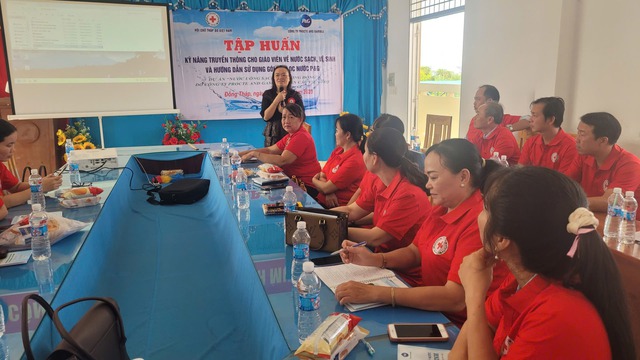 Lan tỏa Chương trình 'Nước uống sạch cho cộng đồng': Lực lượng giáo viên, tình nguyện viên Chữ thập đỏ được cung cấp kiến thức, kỹ năng truyền thông về nước sạch, vệ sinh- Ảnh 2.
