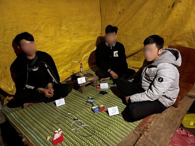 Bắt nhóm thanh niên trốn vào chòi cà phê sử dụng ma túy- Ảnh 1.