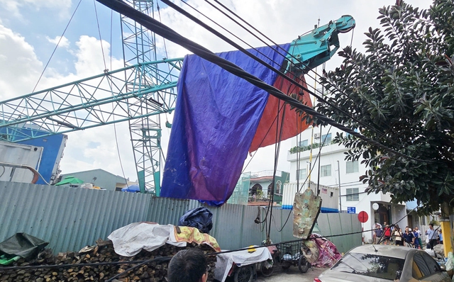 Hãi hùng cần cẩu công trình bất ngờ gãy đổ giữa trung tâm Đà Nẵng- Ảnh 1.