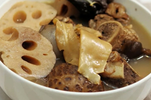 Canh xương hầm củ sen giúp dưỡng thận.