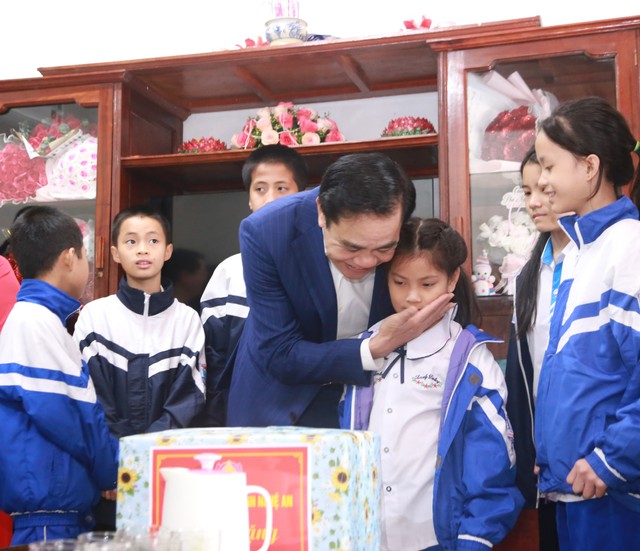 Chủ tịch UBND tỉnh Nghệ An thăm, động viên người có công và trẻ em có hoàn cảnh đặc biệt- Ảnh 3.