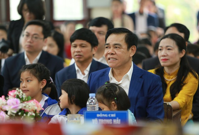 Chủ tịch UBND tỉnh Nghệ An thăm, động viên người có công và trẻ em có hoàn cảnh đặc biệt- Ảnh 2.