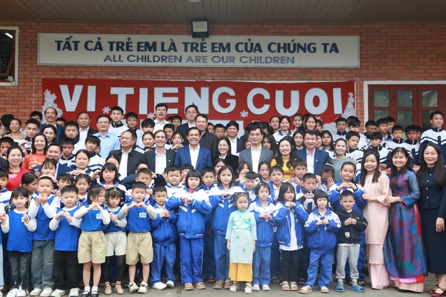 Chủ tịch UBND tỉnh Nghệ An thăm, động viên người có công và trẻ em có hoàn cảnh đặc biệt- Ảnh 1.