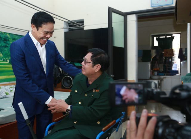 Chủ tịch UBND tỉnh Nghệ An thăm, động viên người có công và trẻ em có hoàn cảnh đặc biệt- Ảnh 8.