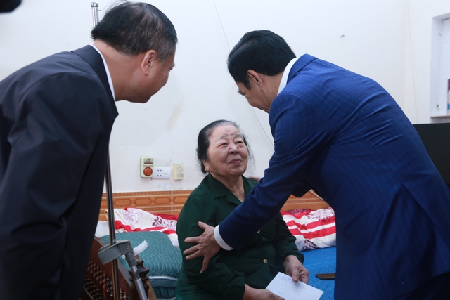 Chủ tịch UBND tỉnh Nghệ An thăm, động viên người có công và trẻ em có hoàn cảnh đặc biệt- Ảnh 7.