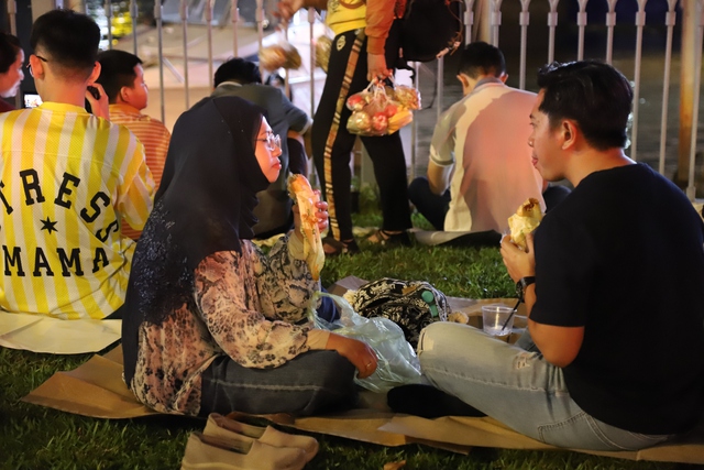 Biển người đổ về trung tâm TPHCM chờ xem pháo hoa chào năm mới 2026- Ảnh 8.