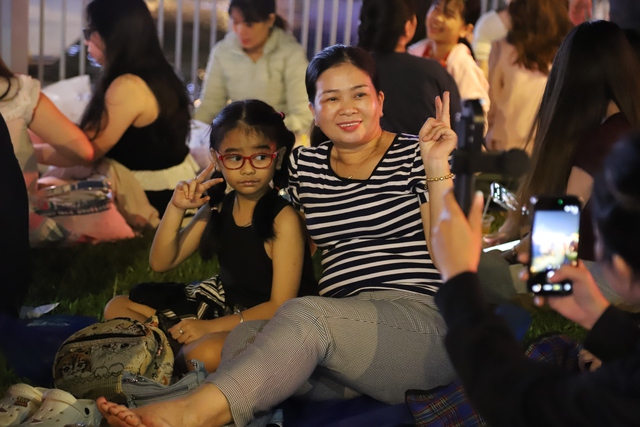 Biển người đổ về trung tâm TPHCM chờ xem pháo hoa chào năm mới 2026- Ảnh 5.