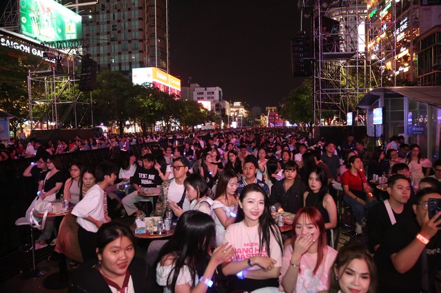 Biển người đổ về trung tâm TPHCM chờ xem pháo hoa chào năm mới 2026- Ảnh 4.