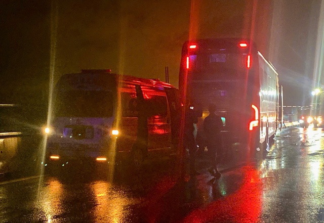 Xe cứu thương tông đuôi xe khách trên cao tốc, bệnh nhân tử vong- Ảnh 1.