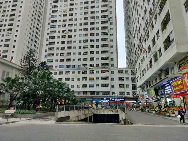 Phường chỉ đạo 'nóng' vụ chung cư 'vạn dân' ở Hà Nội thông báo ngừng nhận trông xe điện dưới tầng hầm - Ảnh 2.