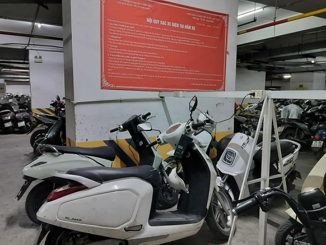 Phường chỉ đạo 'nóng' vụ chung cư 'vạn dân' ở Hà Nội thông báo ngừng nhận trông xe điện dưới tầng hầm - Ảnh 3.