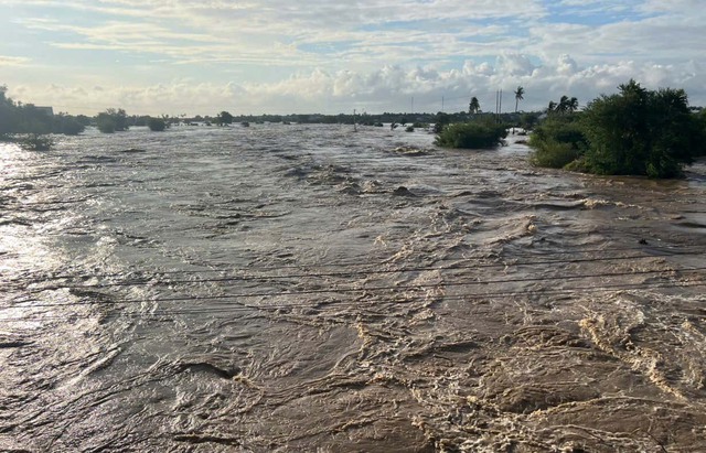 Nhiều hồ chứa nước ở Lâm Đồng xả tràn đề phòng mưa lớn- Ảnh 1. Nhiều hồ chứa nước ở Lâm Đồng xả tràn đề phòng mưa lớn- Ảnh 1.