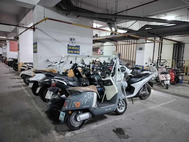 Phường chỉ đạo 'nóng' vụ chung cư 'vạn dân' ở Hà Nội thông báo ngừng nhận trông xe điện dưới tầng hầm - Ảnh 1.