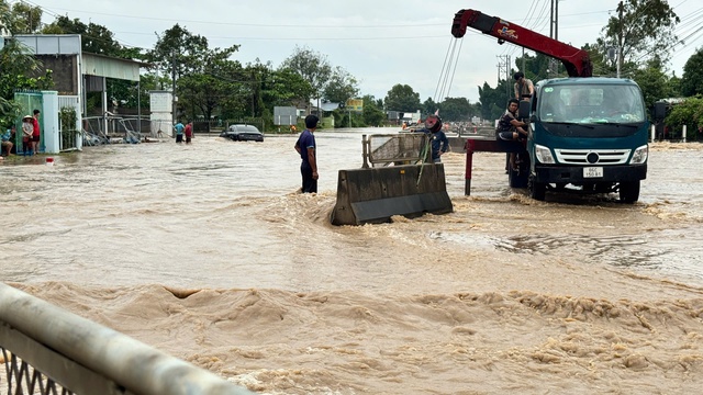 Nước lũ dâng hơn 2 mét, chia cắt Quốc lộ 1 và cuốn trôi tàu thuyền ở Lâm Đồng- Ảnh 1.