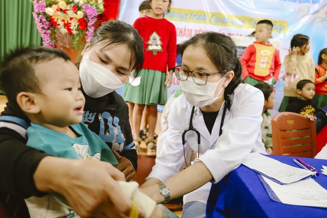 Bác sĩ về thôn bản khám bệnh, phát thuốc miễn phí cho người dân vùng cao- Ảnh 1.