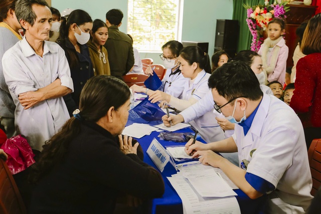 Bác sĩ về thôn bản khám bệnh, phát thuốc miễn phí cho người dân vùng cao- Ảnh 2.