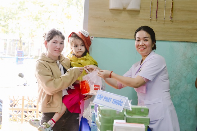 Bác sĩ về thôn bản khám bệnh, phát thuốc miễn phí cho người dân vùng cao- Ảnh 3.