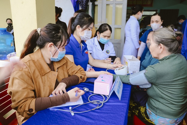 Bác sĩ về thôn bản khám bệnh, phát thuốc miễn phí cho người dân vùng cao- Ảnh 4.