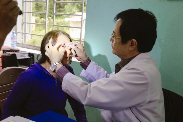 Bác sĩ về thôn bản khám bệnh, phát thuốc miễn phí cho người dân vùng cao- Ảnh 5.