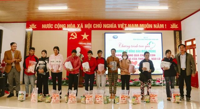 Bác sĩ về thôn bản khám bệnh, phát thuốc miễn phí cho người dân vùng cao- Ảnh 6.