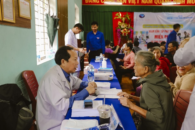 Bác sĩ về thôn bản khám bệnh, phát thuốc miễn phí cho người dân vùng cao- Ảnh 7.