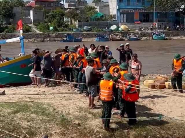 Bộ đội cùng người dân Lâm Đồng trục vớt hàng chục tàu cá bị lũ cuốn trôi- Ảnh 1.
