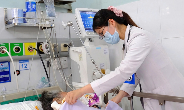 Cứu sống bệnh nhân 78 tuổi, nặng 100 kg bị ngưng tim, ngưng thở nhờ kỹ thuật lọc máu hiện đại- Ảnh 1.