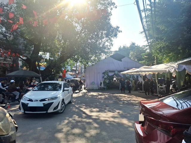 Dựng rạp cưới gần kín hết lòng đường có bị xử phạt không?- Ảnh 2. Dựng rạp cưới gần kín hết lòng đường có bị xử phạt không?- Ảnh 2.