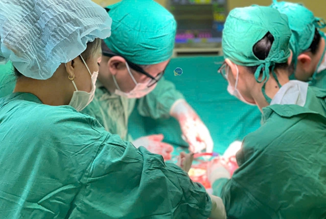 Bác sĩ Việt Nam cứu bệnh nhân Campuchia vượt 1.000 km tìm hy vọng sống- Ảnh 2. Bác sĩ Việt Nam cứu bệnh nhân Campuchia vượt 1.000 km tìm hy vọng sống- Ảnh 2.