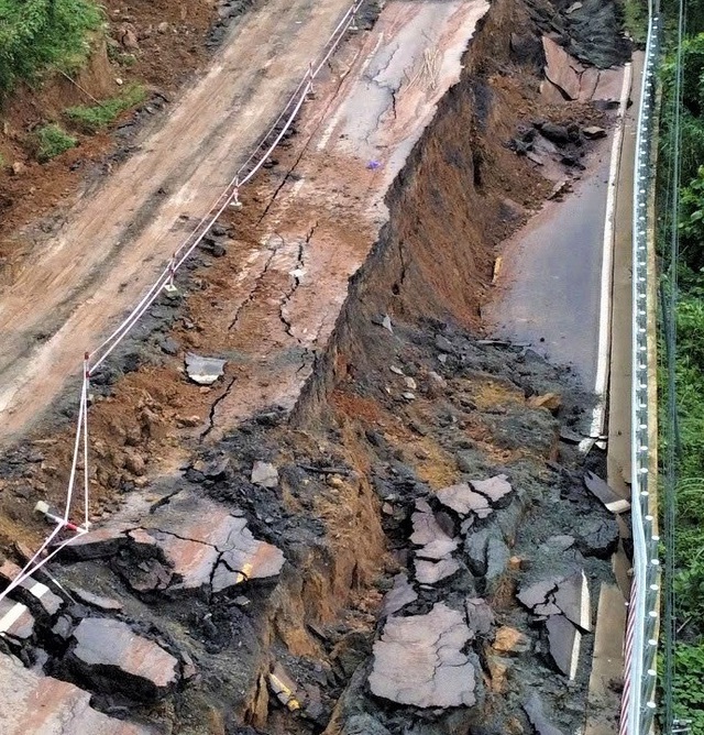 Khánh Hòa công bố tình huống khẩn cấp về thiên tai để khắc phục hư hỏng tại nhiều tuyến đường- Ảnh 1. Khánh Hòa công bố tình huống khẩn cấp về thiên tai để khắc phục hư hỏng tại nhiều tuyến đường- Ảnh 1.