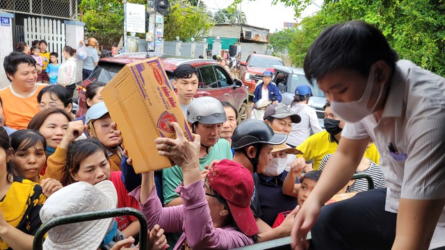 Acecook Việt Nam hỗ trợ 210.000 sản phẩm mì ăn liền cho người dân vùng lũ tại các tỉnh Đắk Lắk, Khánh Hòa, Gia Lai- Ảnh 3. Acecook Việt Nam hỗ trợ 210.000 sản phẩm mì ăn liền cho người dân vùng lũ tại các tỉnh Đắk Lắk, Khánh Hòa, Gia Lai- Ảnh 3.