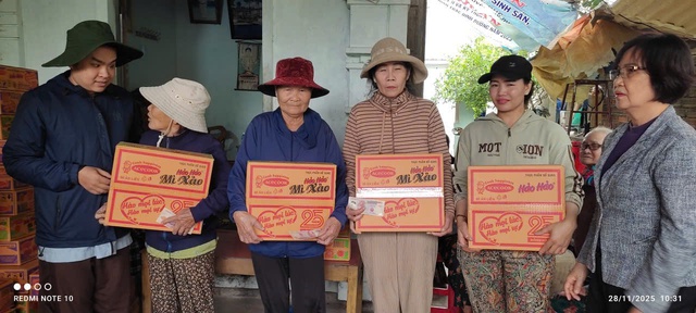 Acecook Việt Nam hỗ trợ 210.000 sản phẩm mì ăn liền cho người dân vùng lũ tại các tỉnh Đắk Lắk, Khánh Hòa, Gia Lai- Ảnh 2. Acecook Việt Nam hỗ trợ 210.000 sản phẩm mì ăn liền cho người dân vùng lũ tại các tỉnh Đắk Lắk, Khánh Hòa, Gia Lai- Ảnh 2.