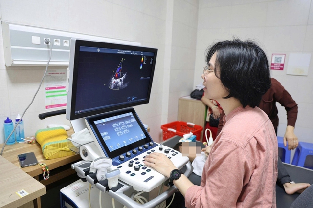 Hơn 300 trẻ được khám sàng lọc tim bẩm sinh miễn phí tại Bệnh viện Sản Nhi tỉnh Phú Thọ- Ảnh 2.