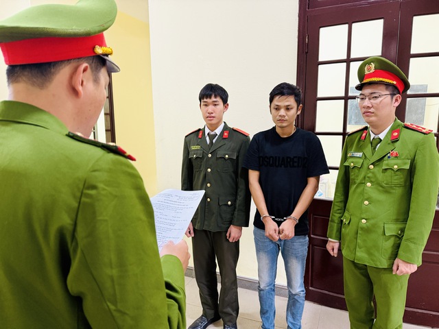 Bắt tài xế ô tô gây tai nạn làm 2 người tử vong ở Huế - Ảnh 1. Bắt tài xế ô tô gây tai nạn làm 2 người tử vong ở Huế - Ảnh 1.