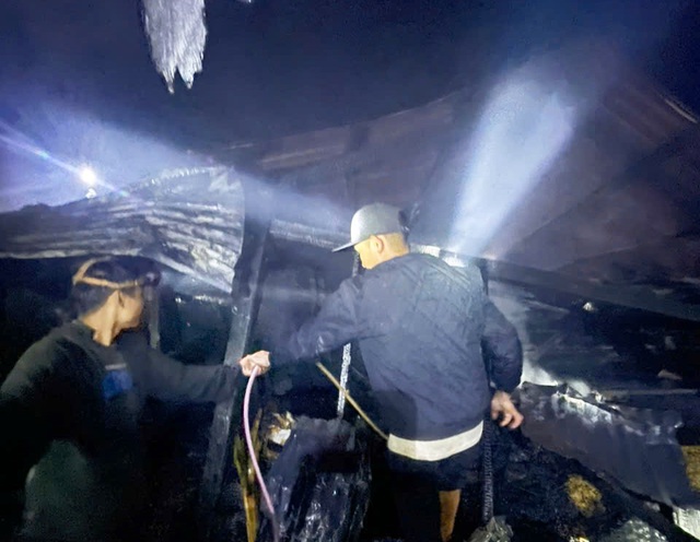 Nhóm lửa sưởi ấm gây cháy nhà, cụ ông tử vong thương tâm- Ảnh 1.