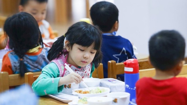 Dinh dưỡng học đường: Lấp 'khoảng trống' từ gia đình đến nhà trường- Ảnh 2.