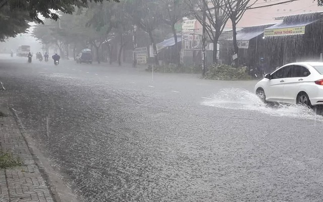 Miền Trung sắp hứng 2 đợt mưa lớn- Ảnh 1. Miền Trung sắp hứng 2 đợt mưa lớn- Ảnh 1.