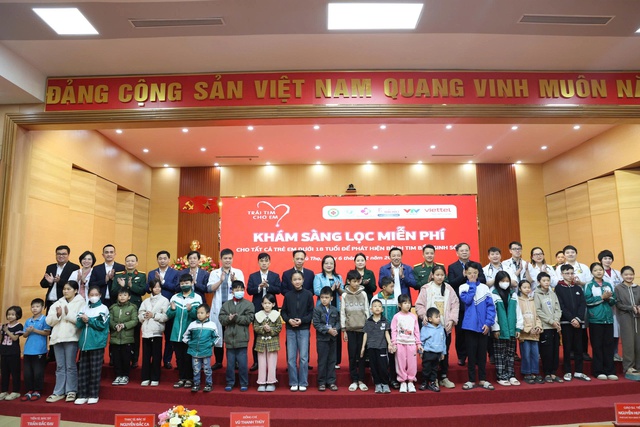 Hơn 300 trẻ được khám sàng lọc tim bẩm sinh miễn phí tại Bệnh viện Sản Nhi tỉnh Phú Thọ- Ảnh 1.