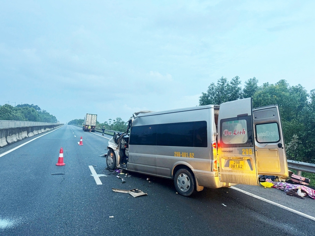 Vụ tai nạn trên cao tốc Đà Nẵng - Quảng Ngãi: Sau tiếng rầm cả xe choàng tỉnh, nhiều người hoảng loạn kêu cứu- Ảnh 3.
Vụ tai nạn trên cao tốc Đà Nẵng - Quảng Ngãi: Sau tiếng rầm cả xe choàng tỉnh, nhiều người hoảng loạn kêu cứu- Ảnh 3.
